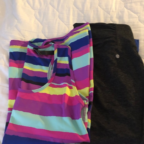 Mid calf yoga pants with matching top - Picture 7 of 7